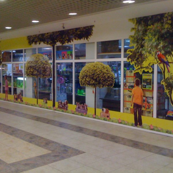 inscriptionare_geamuri_vitrine_cu_autocolant_decorativ_zoomania_cora_02